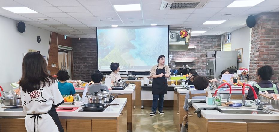 연수구송도건강생활지원센터는 지역 주민의 만성질환 예방과 건강한 식생활 실천을 돕기 위해 운영한 ‘만성질환 건강영양 식이교실’을 주민들의 높은 관심과 참여 속에 성공적으로 마무리했다